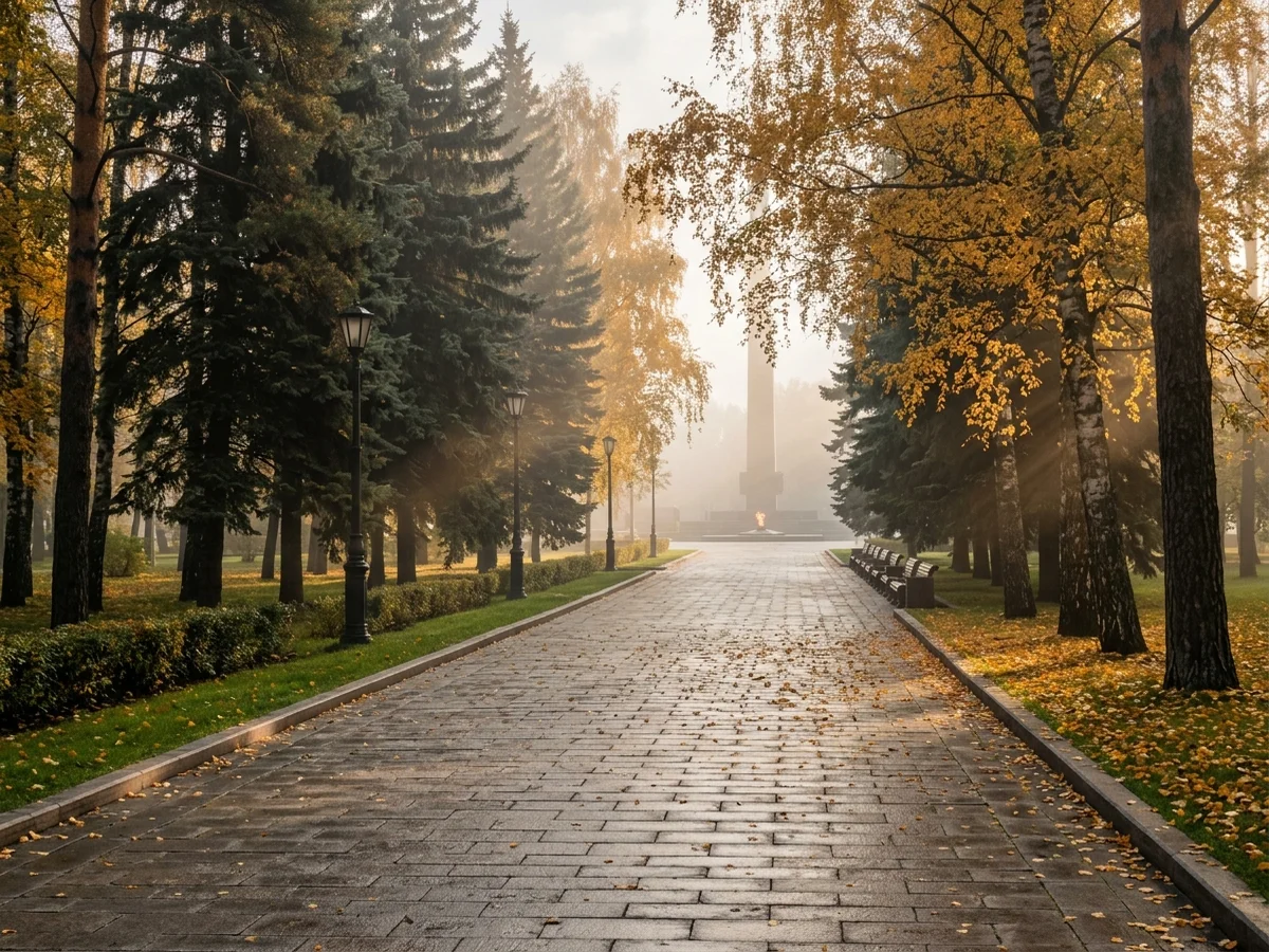 Тихая аллея городского кладбища осенью